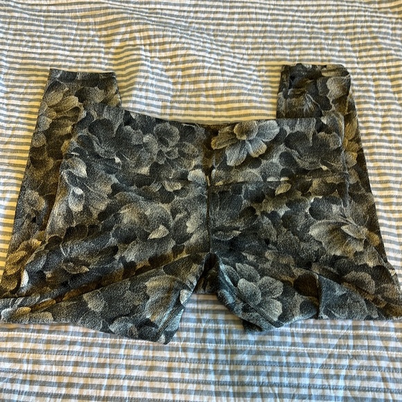 Elation textured tight 7/8 length beautiful gray flower pattern - Picture 4 of 4